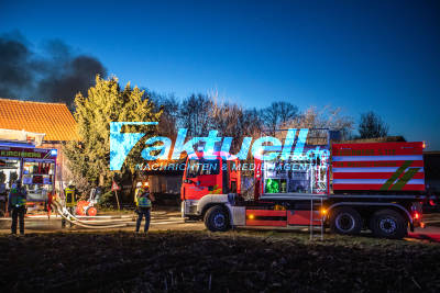 Alte Stallung brennt lichterloh auf Aussiedlerhof - Feuerwehr bekämpft Flammen