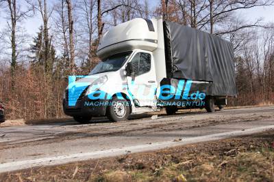 Fahrerflucht nach Überholunfall: 63-Jährige schwer verletzt