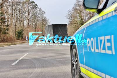 Fahrerflucht nach Überholunfall: 63-Jährige schwer verletzt
