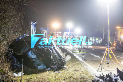 Tödlicher Kreuzungscrash - Audi A6 überschlägt sich, Opelfahrer stirbt noch an der Unfallstelle