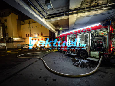 Rauchsäule über Stuttgart - Traditions-Wäscherei brennt vollständig aus - Feuerwehr Stuttgart mehreren Löschzügen im Einsatz