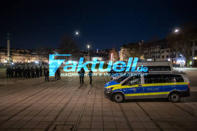 Aufgeheizte Stimmung in Stuttgart: Polizisten mit Flaschen und Steinen beworfen - Corona-Regeln am Schlossplatz nicht eingehalten
