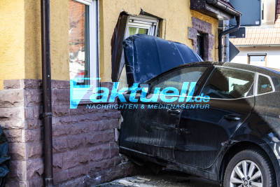 Auto kracht in Wohnhaus - THW-Fachberater wird nachgefordert - Keine einsturzgefahr - THW gibt Entwarnung - Hoher Sachschaden