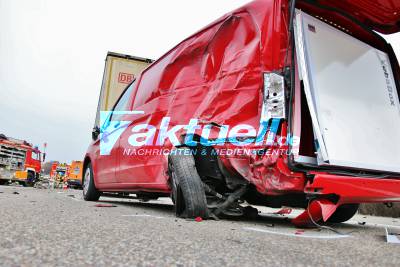 Sprinterfahrer übersieht Stauende: Schwerer Crash mit 4 Fahrzeugen - Rettungshubschrauber im Einsatz