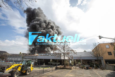 Massiver Brand in Hallenbad: Schwarze Rauchsäule überdeckt Stadt - Feuerwehr im Großeinsatz - Exklusive Luftaufnahmen