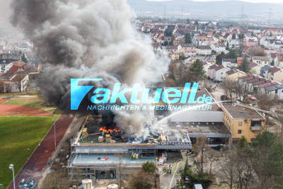 Massiver Brand in Hallenbad: Schwarze Rauchsäule überdeckt Stadt - Feuerwehr im Großeinsatz - Exklusive Luftaufnahmen