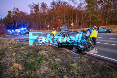 Schwerer Unfall mit einer Eingeklemmten und 6 Verletzten - darunter auch 3 Kinder - B295 bei Renningen (BB) - Großeinsatz der Rettungskräfte