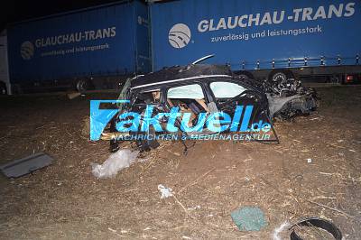 Horrorcrash auf der A81- Volvo fliegt 80 Meter durch die Luft - Volvo-Fahrer stirbt
