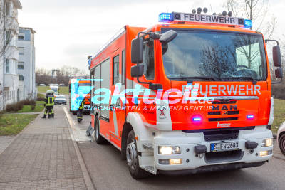 Schwerer Küchenbrand mit 5 Verletzten in Mehrfamilienhaus - Feuerwehr und Rettungsdienst im Einsatz in Stuttgart-Bad Cannstatt