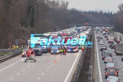 Schwerer LKW Crash im Stauende auf der A5: Mehrere LKW krachen aufeinander - Rettungshubschrauber im Einsatz