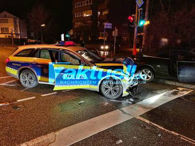 Polizeistreife kollidiert bei Einsatzfahrt mit einem Audi - 3 Personen leicht verletzt