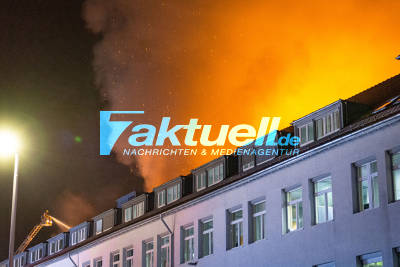 Flammeninferno bei Bosch: Großbrand vernichtet Produktionshalle für Thermotechnik - Feuerwehr bekämpft Meterhohe Flammen