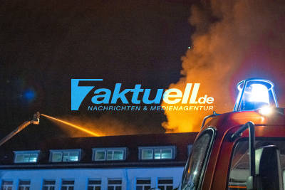 Flammeninferno bei Bosch: Großbrand vernichtet Produktionshalle für Thermotechnik - Feuerwehr bekämpft Meterhohe Flammen
