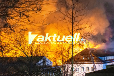 Flammeninferno bei Bosch: Großbrand vernichtet Produktionshalle für Thermotechnik - Feuerwehr bekämpft Meterhohe Flammen