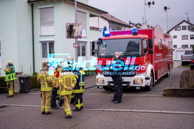 Flammeninferno bei Bosch: Großbrand vernichtet Produktionshalle für Thermotechnik - Feuerwehr bekämpft Meterhohe Flammen