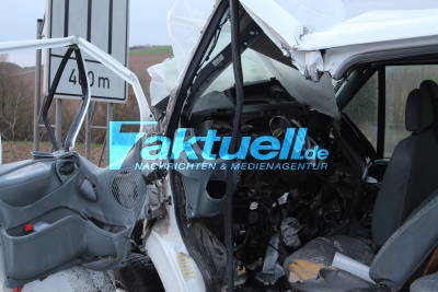 Schwerer Unfall auf der A6 - Transporter in Leitplanke