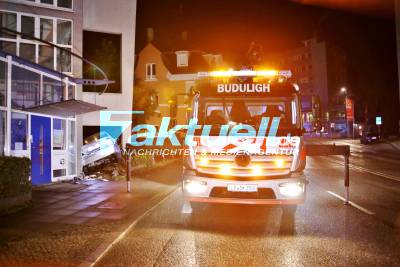 PKW kracht spektakulär in Gebäude - Feuerwehr muss Fahrzeug bergen - B27 gesperrt
