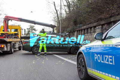 Gedriftet und alkoholisiert unterwegs: 47-jähriger BMW-Fahrer kracht in einer S-Kurve gegen Mauer - Verkehrsunfall auf Steige in Stuttgart