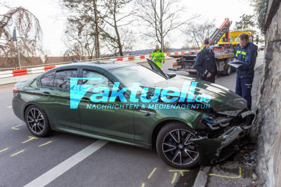 Gedriftet und alkoholisiert unterwegs: 47-jähriger BMW-Fahrer kracht in einer S-Kurve gegen Mauer - Verkehrsunfall auf Steige in Stuttgart