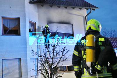 2 Verletzte bei Zimmerbrand in Wohnhaus