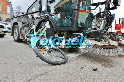 Dramatischer Crash in Winnenden - 17 jährige auf Fahrrad von Kehrmaschine erfasst und eingeklemmt