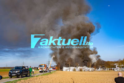 Millionenschaden nach Großbrand in Autowerkstatt: 8.000 Reifenpaare und Autos lichterloh in Flammen - Feuerwehr kann 30 Wohnwagen vor den Flammen retten - riesige Rauchsäule