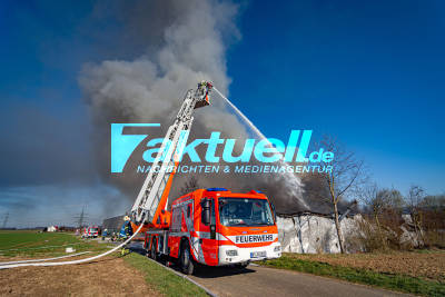 Millionenschaden nach Großbrand in Autowerkstatt: 8.000 Reifenpaare und Autos lichterloh in Flammen - Feuerwehr kann 30 Wohnwagen vor den Flammen retten - riesige Rauchsäule