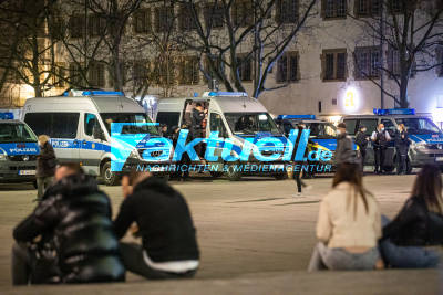 Gelassene Stimmung am Stuttgarter Schlossplatz: Viele Jugendliche am milden Freitagabend unterwegs - Polizei zeigt Präsenz und Kontrolliert