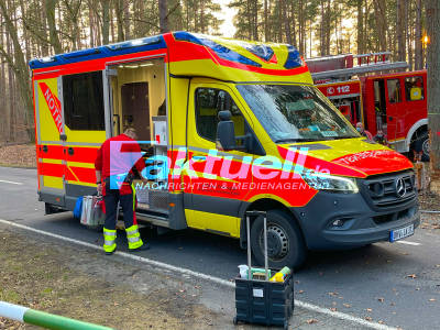 Dramatische Rettungsaktion nach schweren Verkehrsunfall auf Allee in Brandenburg - Person über 1 Stunde schwerst eingeklemmt und musste aufwendig mit schwerem Gerät befreit werden. - Rettungshubschrauber im Einsatz - Fahrer ist lebensbedrohlich verletzt 2