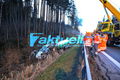 Tanklastzug stürzt von Autobahn, tausende Liter Milch laufen in Bach 