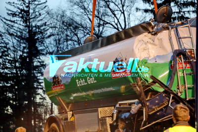 Tanklastzug stürzt von Autobahn, tausende Liter Milch laufen in Bach 