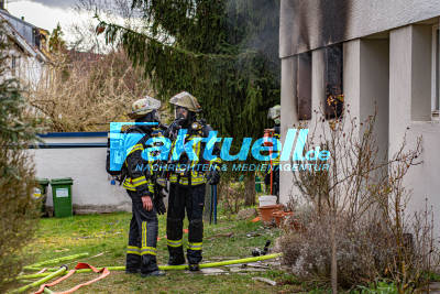 Erdgeschoss in Vollbrand: Großeinsatz Feuerwehr und Rettungsdienst in Stuttgart-Degerloch am Traifelbergplatz