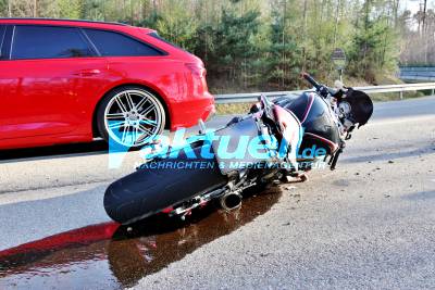 Alleinbeteiligt aus der Kurve geflogen - Motorradfahrer verletzt sich schwer