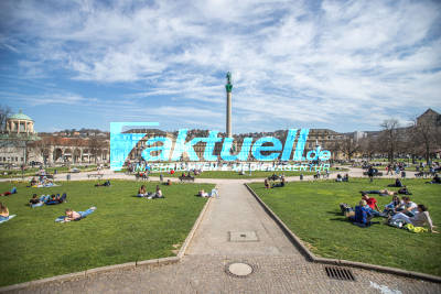 Sommerliche Temperaturen locken Stuttgarter ins Freie - Menschen genießen die Sonne auf dem Schloßplatz