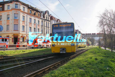 Stadtbahn entgleist beim Rückwärtsfahren und reißt Strommast um - Bergung dauert bis Mittwoch