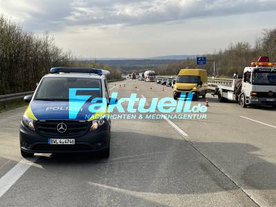 Schwerer LKW-Auffahrunfall - Person schwerst eingeklemmt und verletzt - Rettungshubschrauber im Einsatz - A8 bei Weilheim voll gesperrt