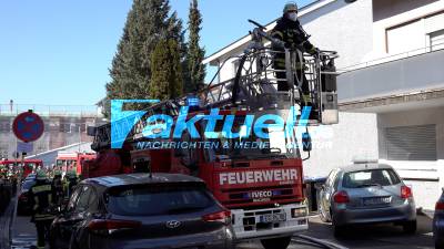 Massiver Zimmerbrand mit Übergriff auf die Wohnung - 1 Person verletzt - Löscharbeiten mit mehreren Feuerwehren