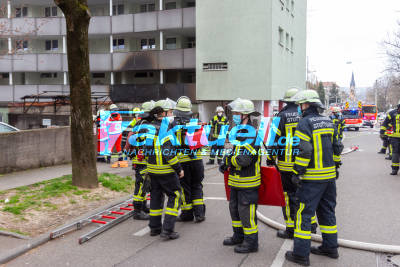 Mehrere Müllcontainer und ein Unterstand an Wohngebäude in Vollbrand in Stuttgart - zeitaufwendiger Einsatz - mehrere Tausend Euro Schaden