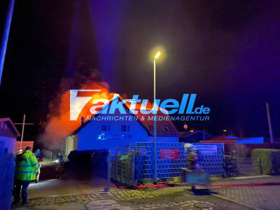 Touristenmagnet Seeperle Neuruppin steht komplett in Flammen (On Tape) - Feuerwehr bringt über Drehleiter die Flammen unter Kontrolle und kann Übergriff auf eine Bootshalle und Nachbarhäuser verhindern - Besitzer geschockt 