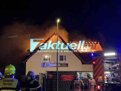 Touristenmagnet Seeperle Neuruppin steht komplett in Flammen (On Tape) - Feuerwehr bringt über Drehleiter die Flammen unter Kontrolle und kann Übergriff auf eine Bootshalle und Nachbarhäuser verhindern - Besitzer geschockt 