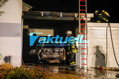 PKW unter Carport brennt völlig aus . Feuerwehr kann vollständiges Übergreifen des Feuers auf Wohnhaus verhindern