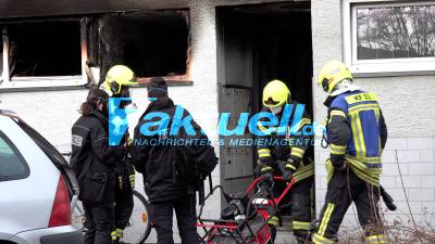 64-jähriger muss aus brennendes Haus springen - Feuerwehr rettet mehrere Personen und Hund bei Brand in Kirchentellinsfurt - hunderttausende Euro Schaden