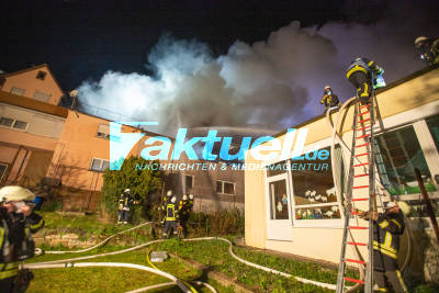 Powerbank fackelt Wohnhaus ab: Feuerwehr bekämpft meterhohe Flammen - Mehrere Familien verlieren Zuhause