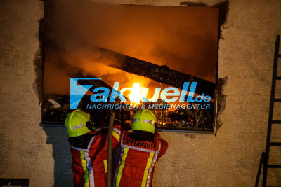 Autowerkstatt in Flammen: Mehrere Fahrzeuge und Maschinen bei Brand zerstört - 500 000 EURO Schaden - Bundesstraße für Löscharbeiten gesperrt