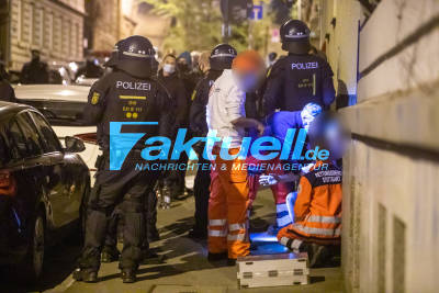 Ausgangssperre-Demozug auch mit Pfefferspray aufgelöst: Polizei stoppt Demozug in der Stuttgarter City - Teilnehmer zum Teil unfriedlich