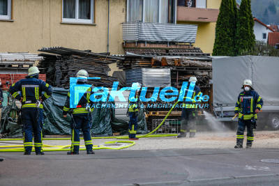 Spänebunker in Schreinerei fängt an zu brennen - Mühsamer Einsatz für die Feuerwehr