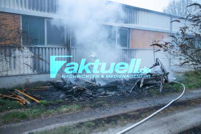 Wohnwagen brennt an Lagerhalle komplett aus