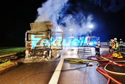Oliven-LKW in Flammen: Feuerwehr muss brennende Zugmaschine löschen 