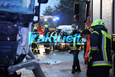 Zwei Todesopfer bei Horrorcrash mit Handwerker-Bus - prallt mit hohem Tempo in Sattelzug