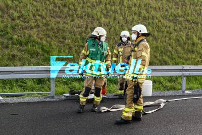 Wohnmobilfahrer tödlich verletzt: Caravan rast auf A6 in Stauende gegen Sattelzug - Trümmerfeld und Vollsperrung